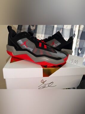 Jordan Low-Top Basketball Shoes in Black, Red, Gray